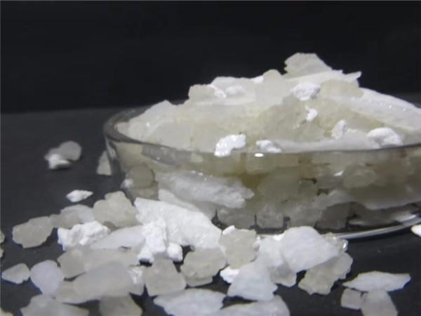 融雪劑廠家簡(jiǎn)析其產(chǎn)品功效特點(diǎn)